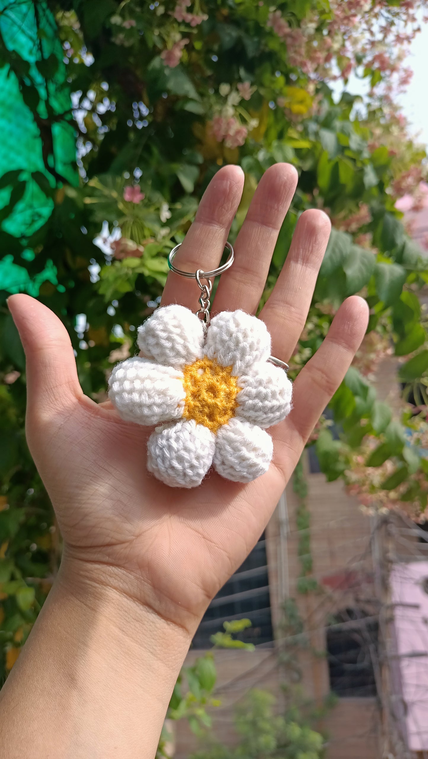 White Daisy Keychain