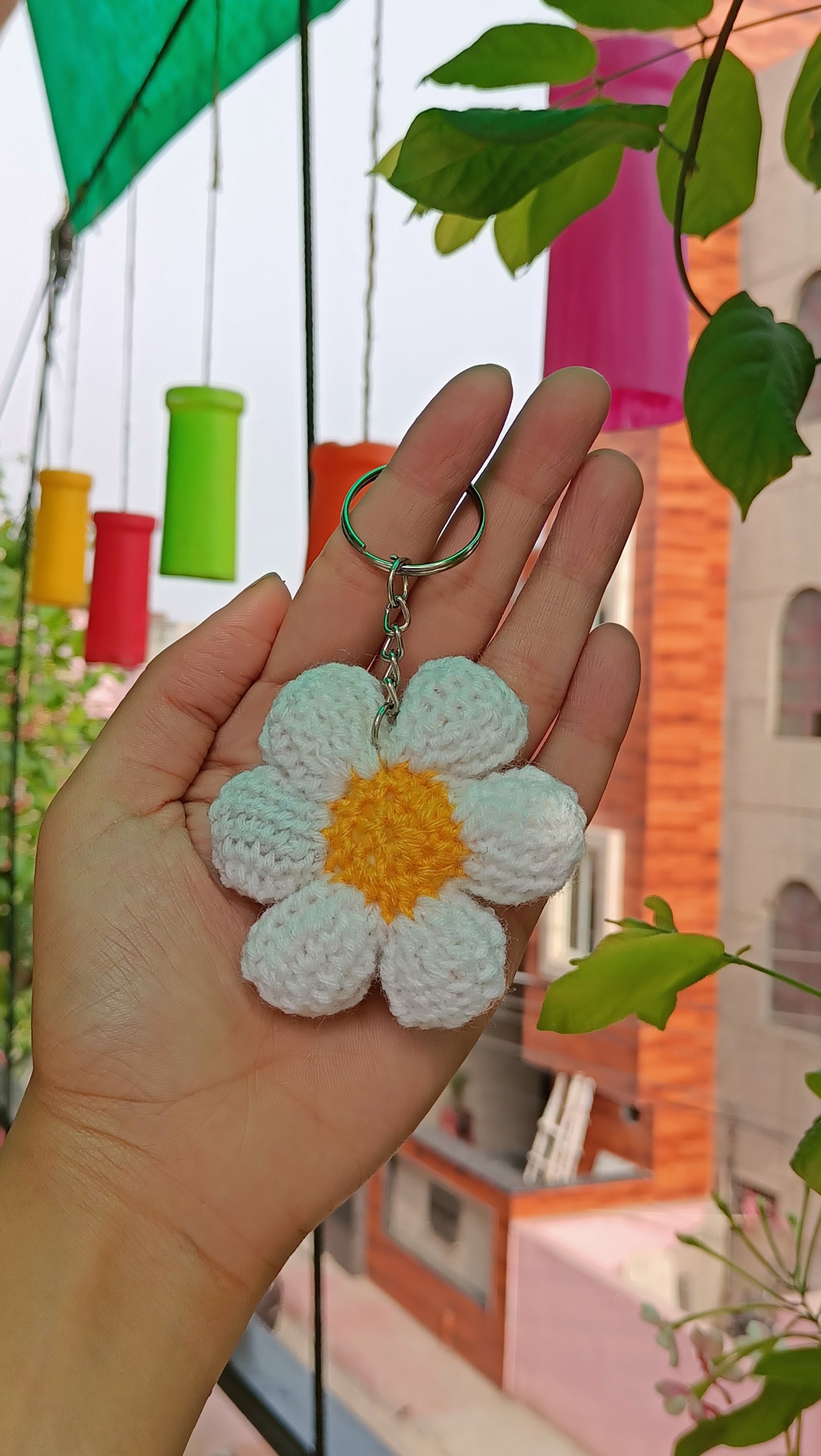 White Daisy Keychain