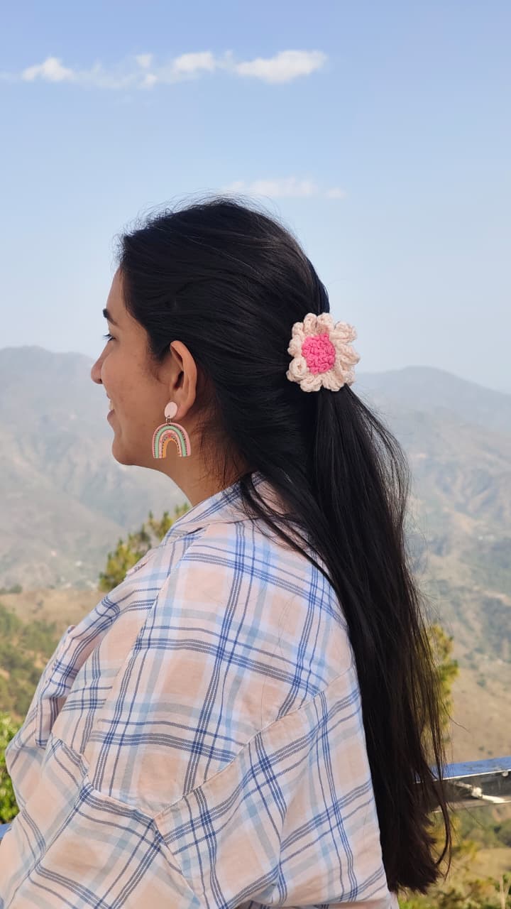 Pink daisy crochet claw clip